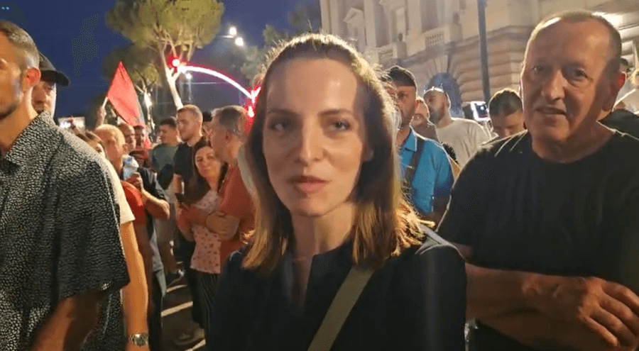 U largua nga PS një javë më parë, deputetja Marjana Koçeku i bashkohet protestës në Tiranë