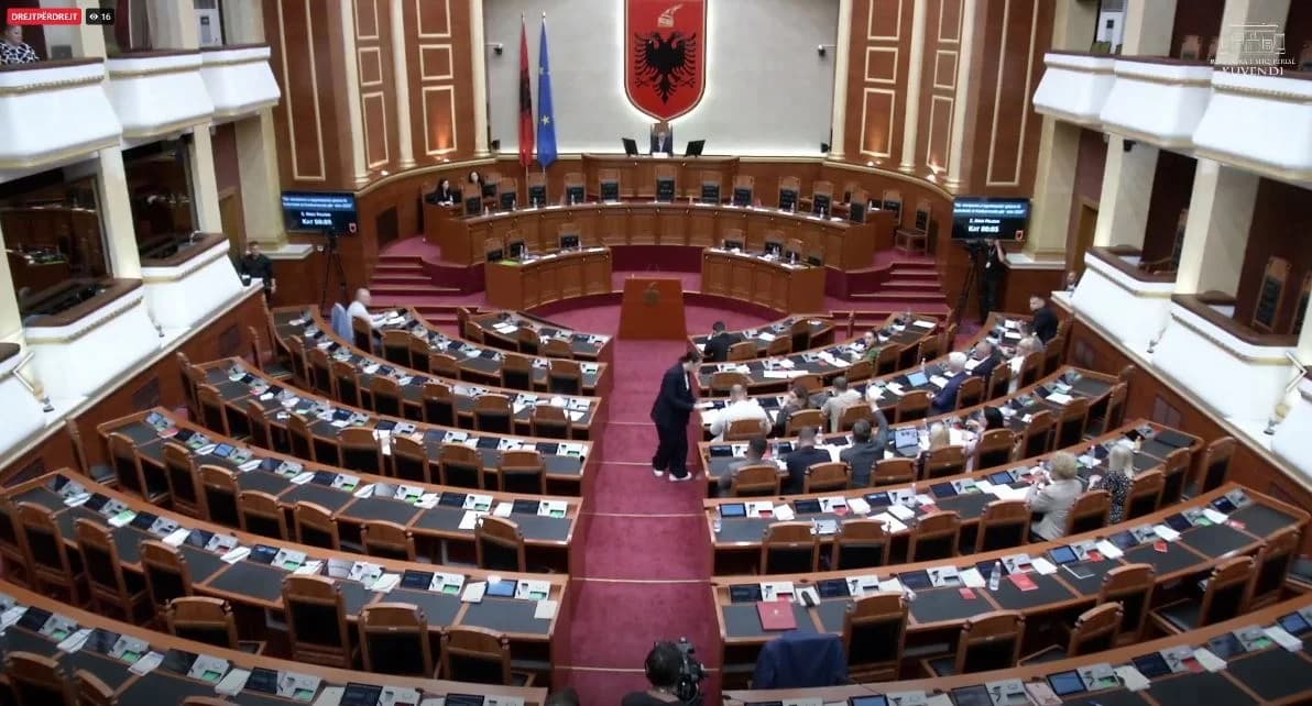 Aksidenti i rëndë me dy viktima në autostradë, Kuvendi ndërpret punimet: Të marrim më shumë informacion rreth ngjarjes