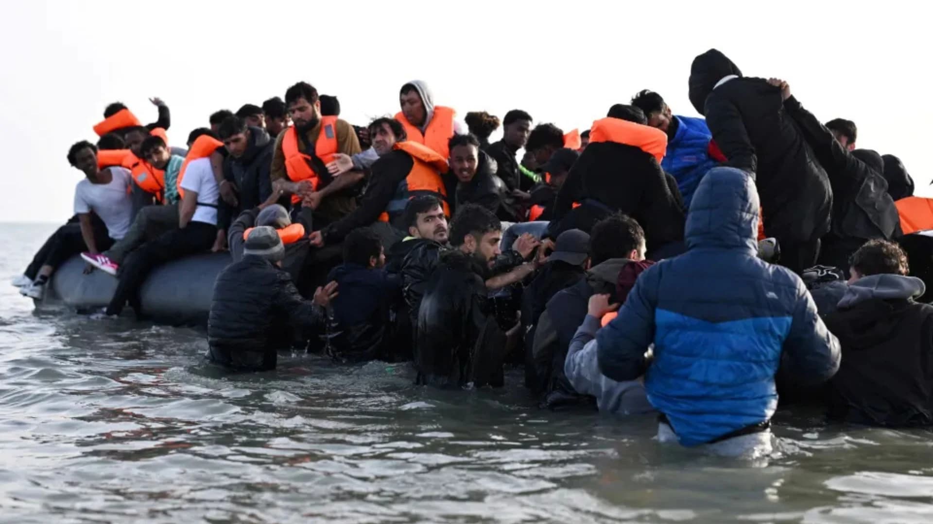 Shqiptarët e dëbuar të parët për tu rikthyer përsëri ilegalisht në Angli, The Sun publikon shifrat