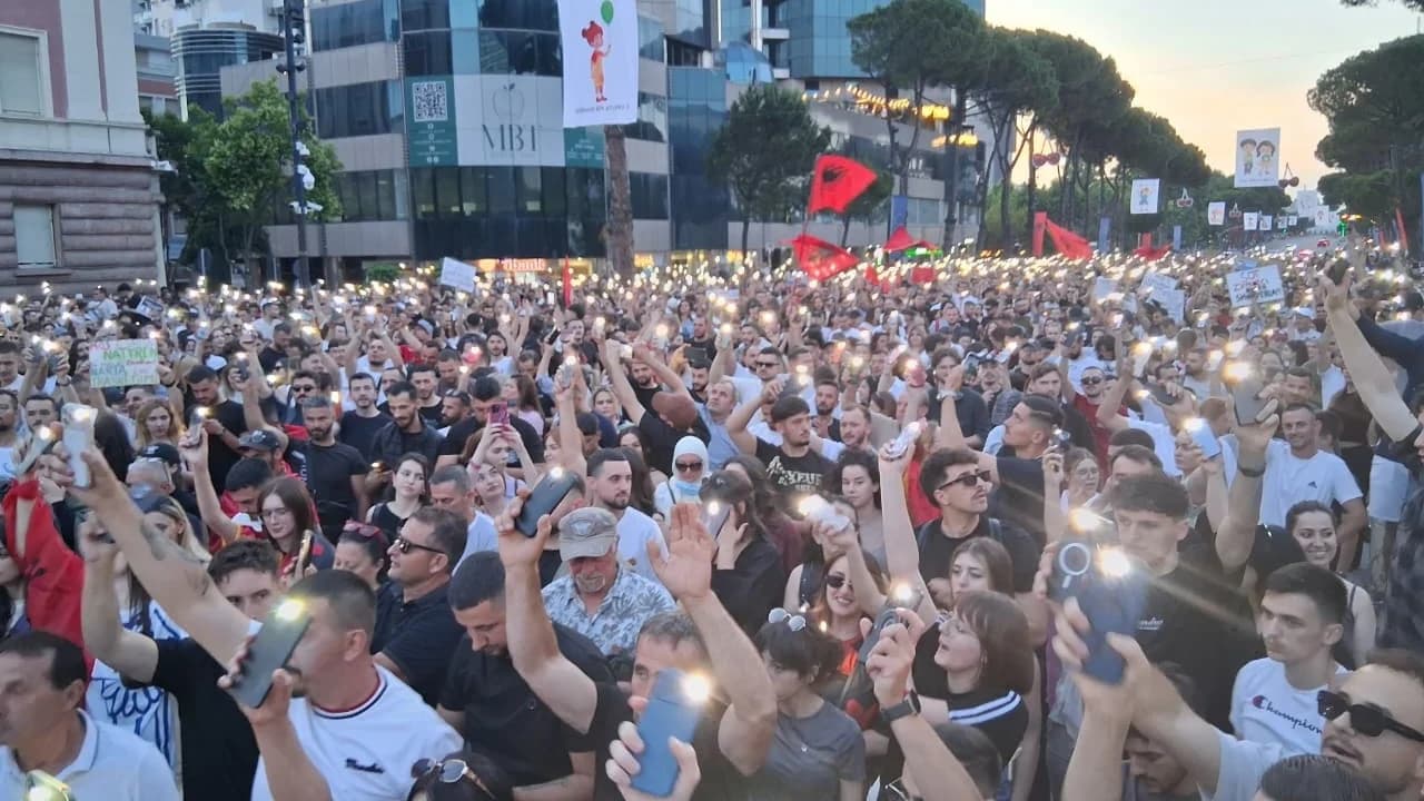 Kërkojnë mbrojtjen e Zvërnecit, pas 2 orësh përfundon protesta përpara Kryeministrisë, nesër qytetarët sërish tubim