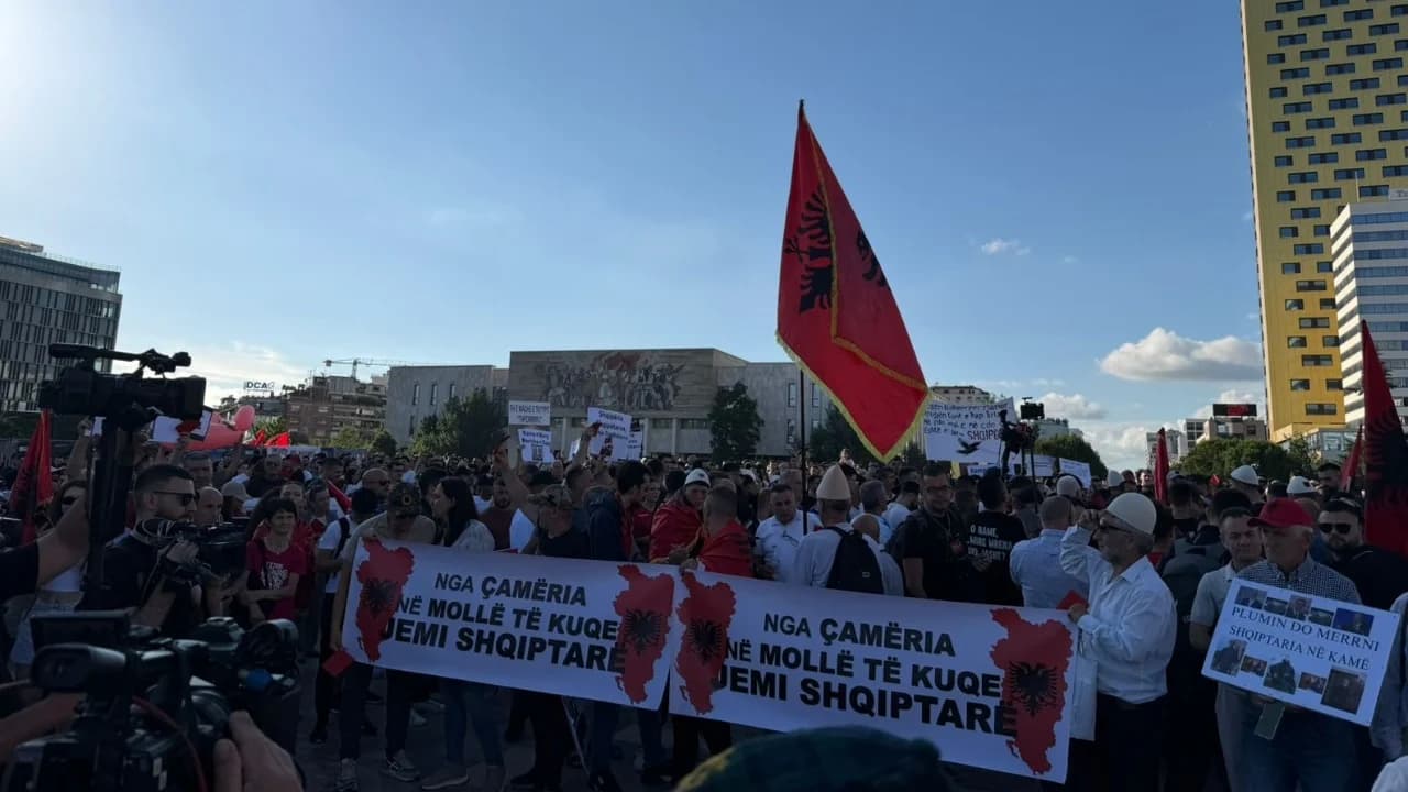 Dita e pestë e protestës, shfaqet “grupi nismëtar” me 5 kërkesa para Kryeministrisë: Dorëheqje e Qeverisë dhe anulimi i Zvërnecit