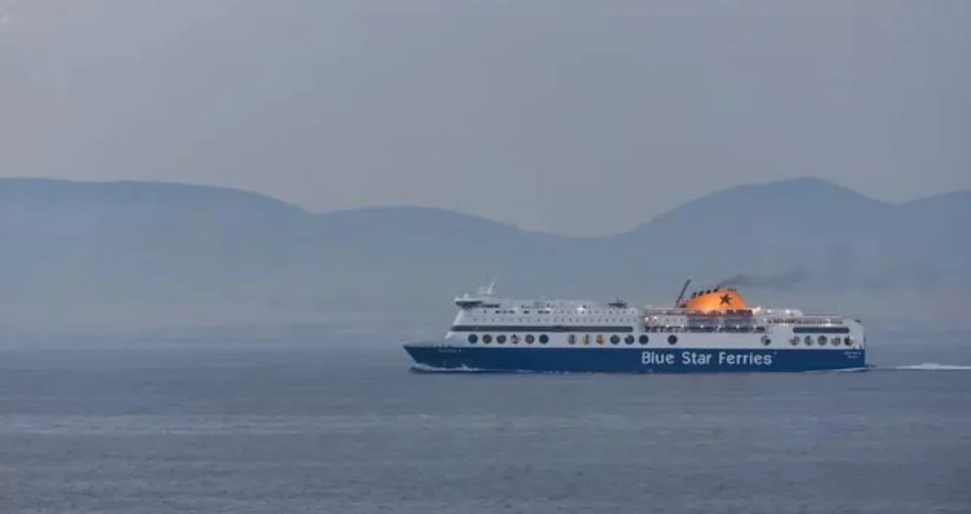 Alarm për bombë në tragetin Blue Star 2 i nisur nga porti i Pireut, mbi 1.000 persona në bord