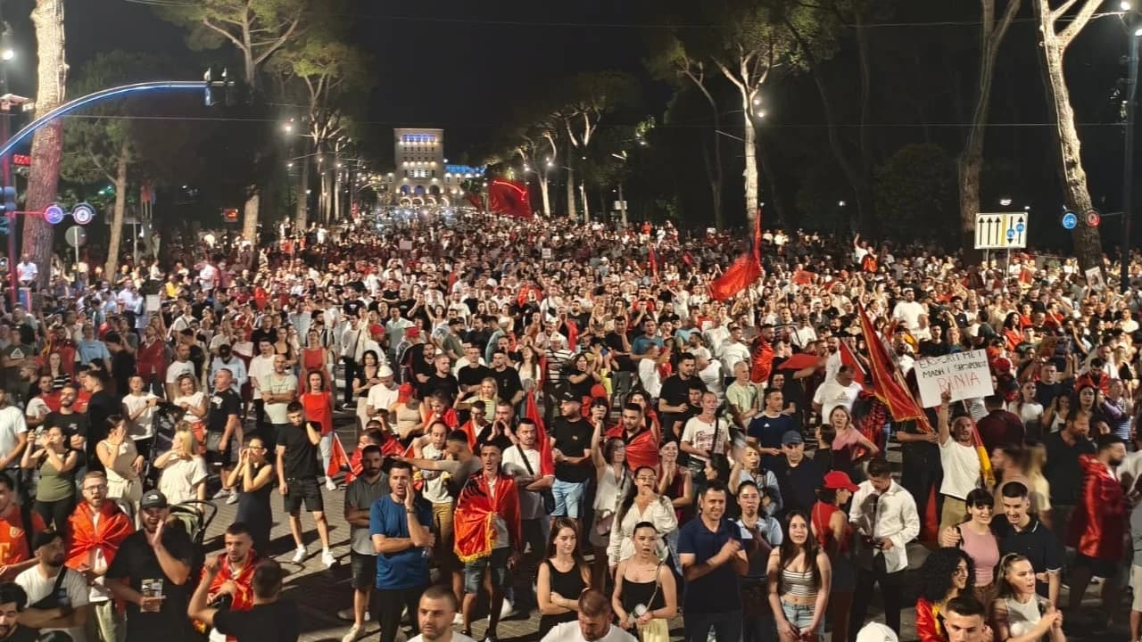 Dita e 21-të e tubimit! Protestuesit “pushtojnë” bulevardin: Kemi rrethuar Kryeministrinë. Bashkohet edhe ish-deputetja e PS