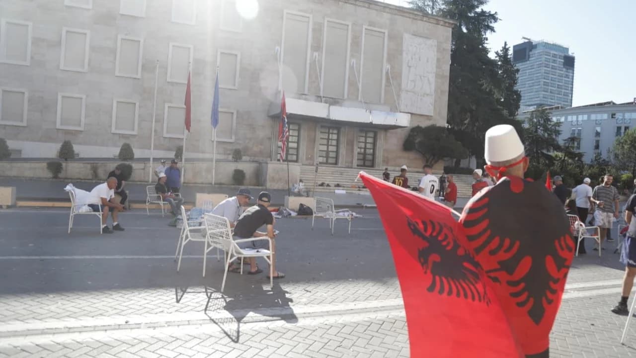 Dita e 21-të e tubimit/ Qëndruan deri në orët e para të mëngjesit para Kryeministrisë, policia procedon 9 protestues