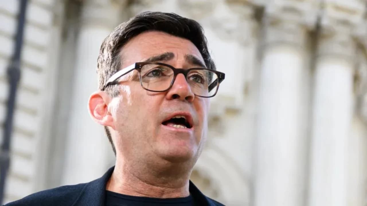 Kush është Andy Burnham? Deputeti që rikthehet në Parlamentin britanik dhe kërcënon vendin e Starmer