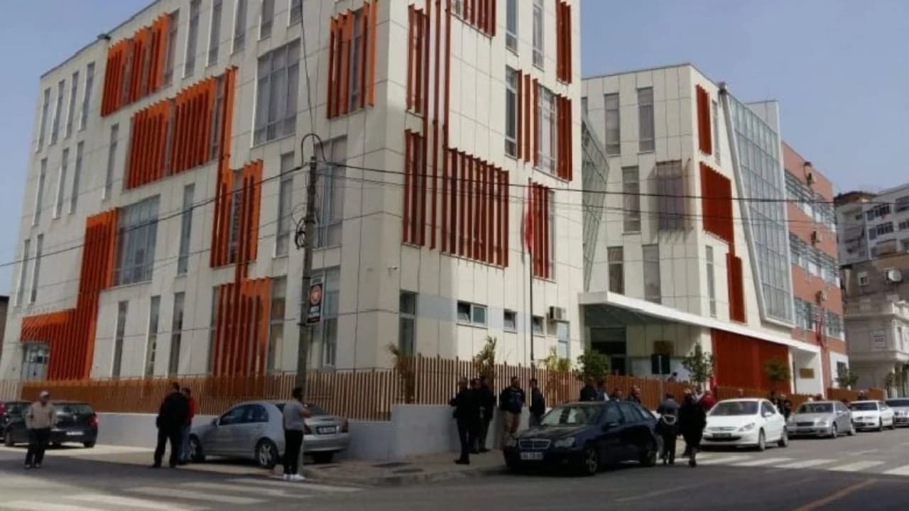 Dyshohen për shpërdorim detyre, Gjykata e Elbasanit ndalon daljen jashtë shtetit për ish-drejtorin rajonal të AMP, ish-shefin e sektorit dhe familjarin e tij