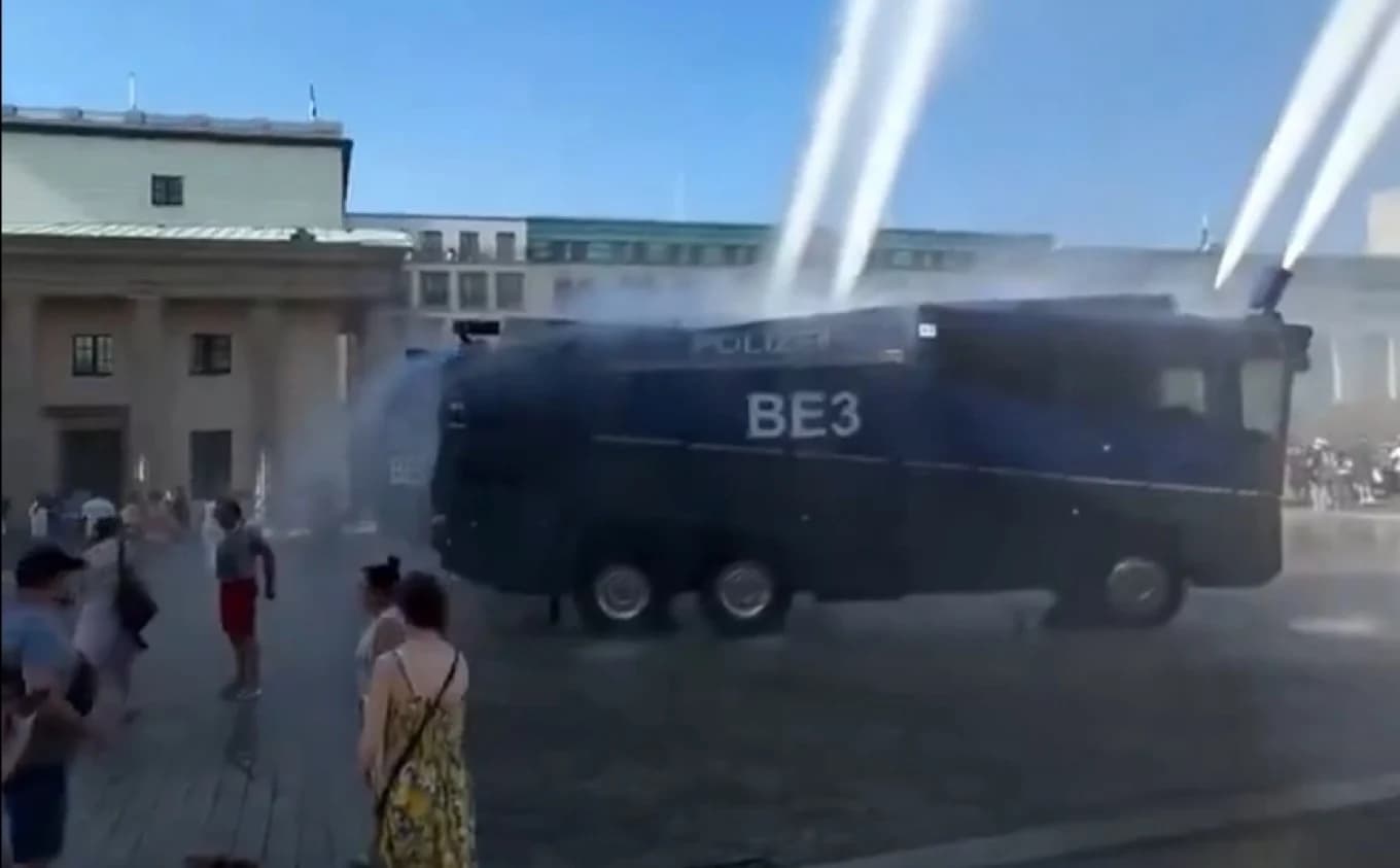 Evropa nën pushtetin e të nxehtit, automjetet e policisë hedhin ujë mbi qytetarët në Gjermani