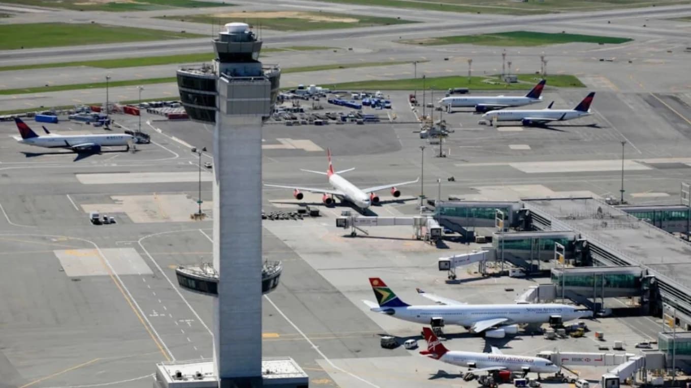 Momente tensioni në qiellin e Nju Jorkut, avioni i JetBlue raporton përplasje me një dron