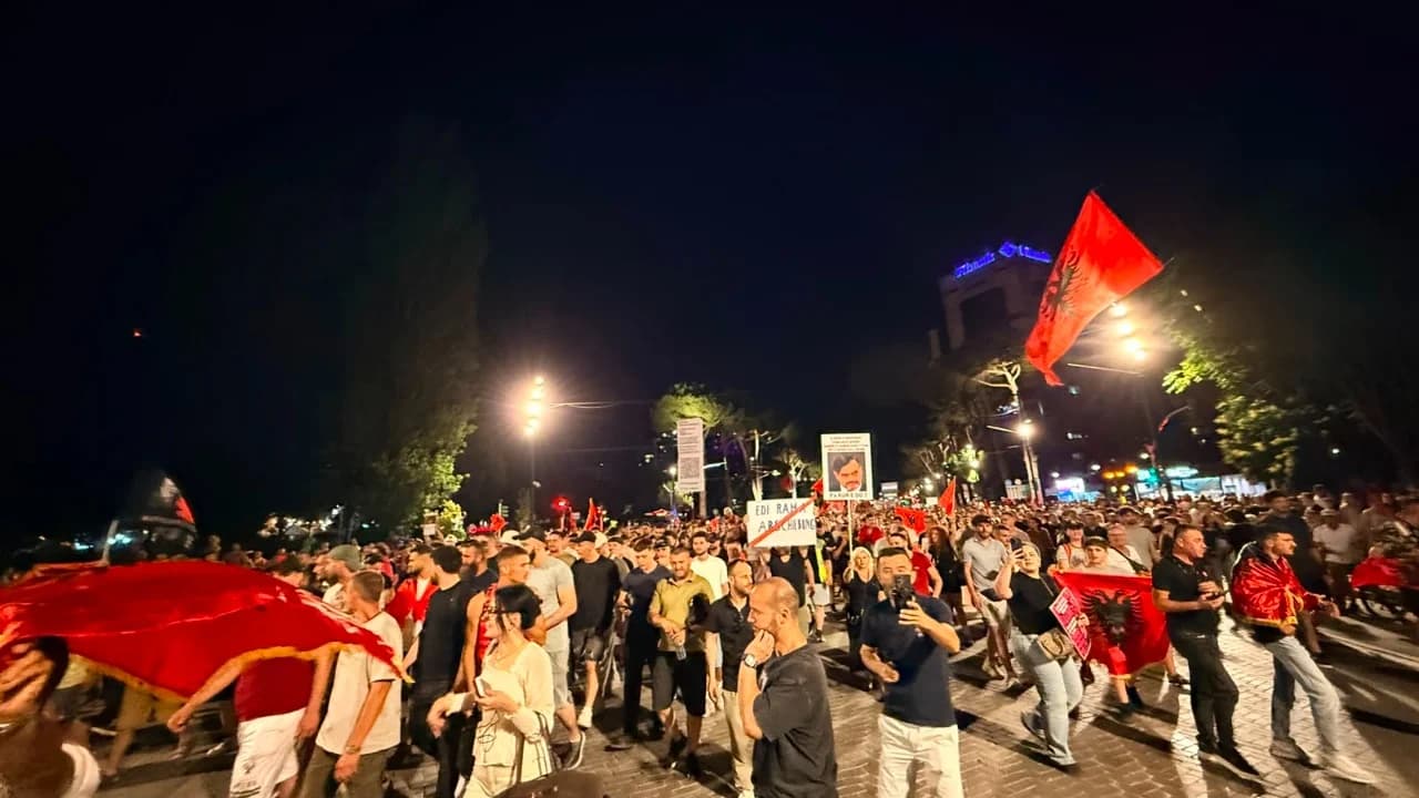 Dita e 19-të e tubimit, qytetarët mbajnë fjalimet para Kryeministrisë, thirrje në nisje të marshimit: Të shkojmë në SPAK dhe të kërkojmë…