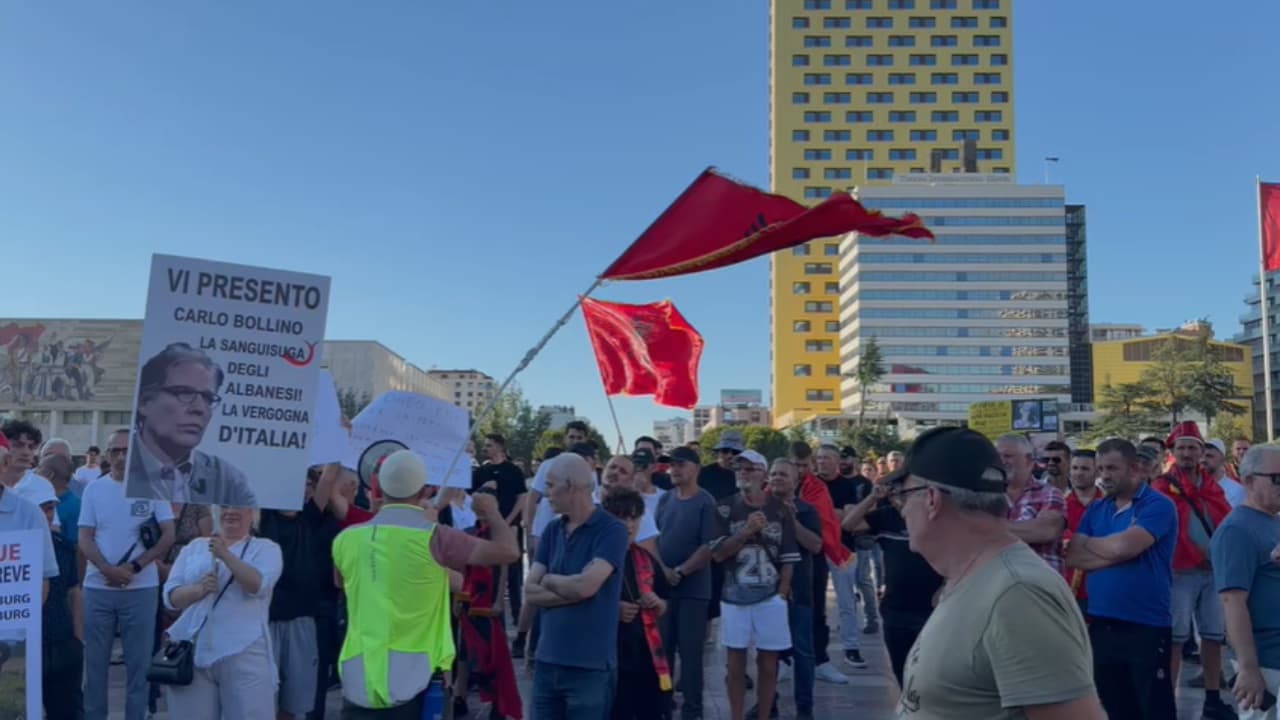 Dita e 13-të e protestës, qytetarët grumbullohen në sheshin ‘Skënderbej’, aktivisti: Opozita është përpjekur të kapë protestën