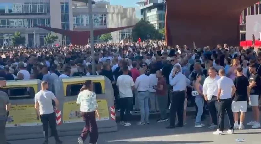 Nis festa për ditëlindjen e PS, mijëra socialistë mblidhen para “Arenës Kombëtare”