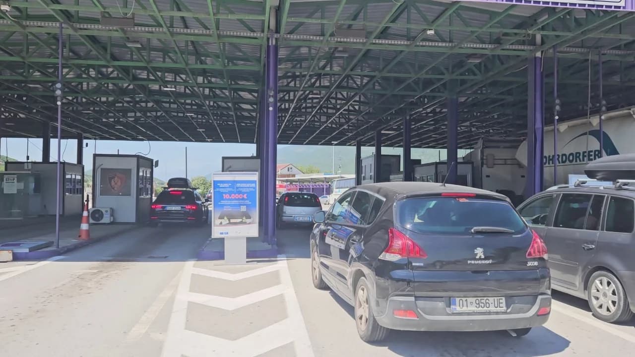 Fluks i lartë lëvizjesh në pikën kufitare të Morinës, mbi 12 mijë turistë u futën në Shqipëri në 12 orët e fundit