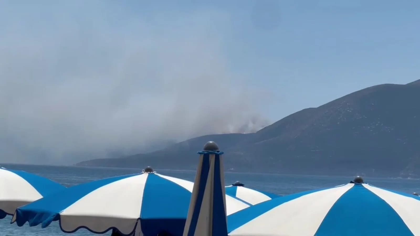 Zjarr në Karaburun/ Përfshihet sipërfaqe e madhe pyjesh, tymi pushton vijën bregdetare