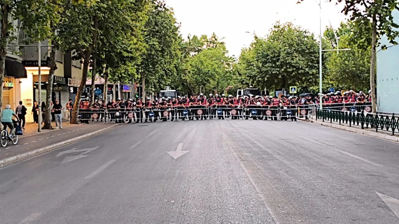 Kuvendi mblidhet sot në seancë plenare, masa të përforcuara sigurie dhe protestë para Parlamentit