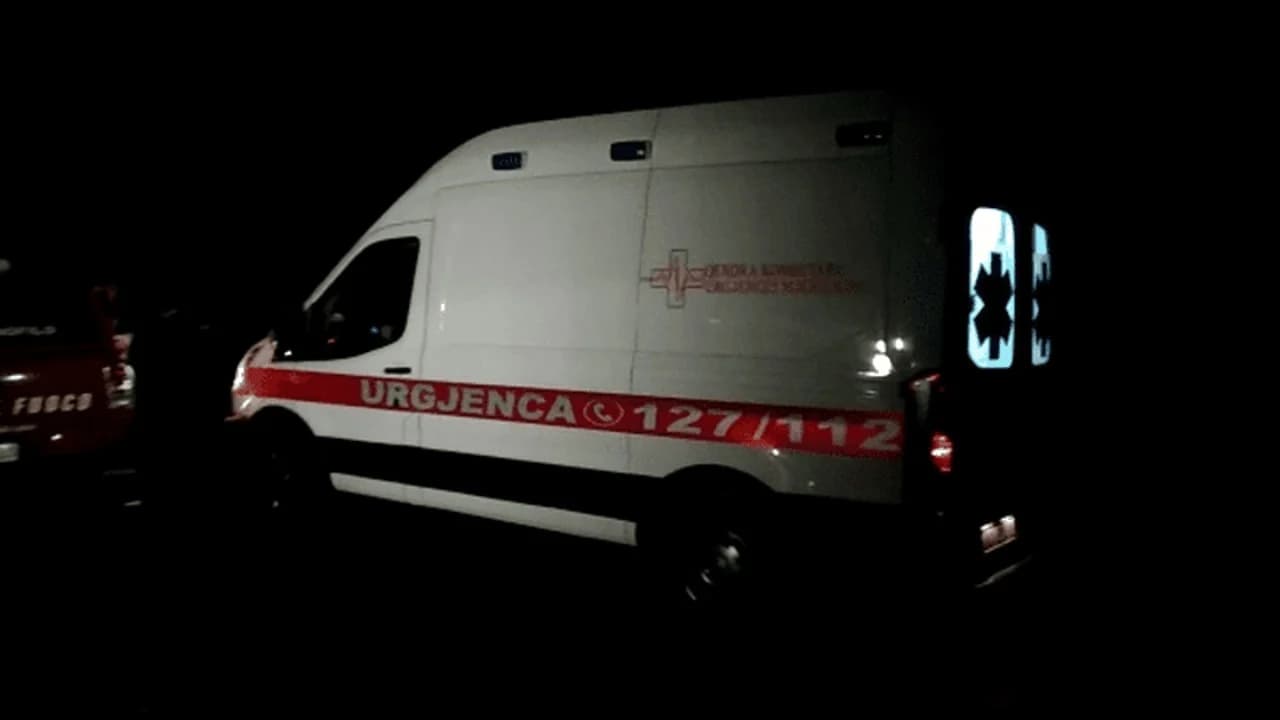 E rëndë në Korçë, njerku plagos në kokë me thikë 18-vjeçarin