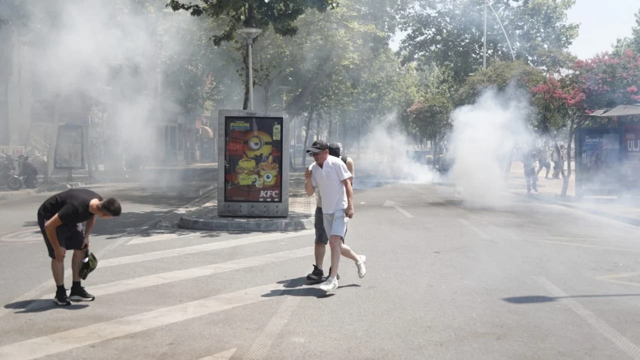 Tensionet gjatë tubimit të djeshëm para Kuvendit/ Goditën me sende të forta punonjësit e Policisë dhe sulmuan deputetët, arrestohen 19 protestues, procedohen 12 të tjerë