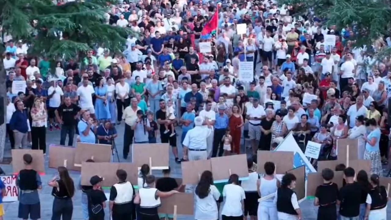 Propozimi për Reformën Territoriale, banorët e Dimalit, Divjakës, Klosit dhe Përrenjasit protestojnë kundër bashkimit të bashkive: Nuk do ta lejojmë