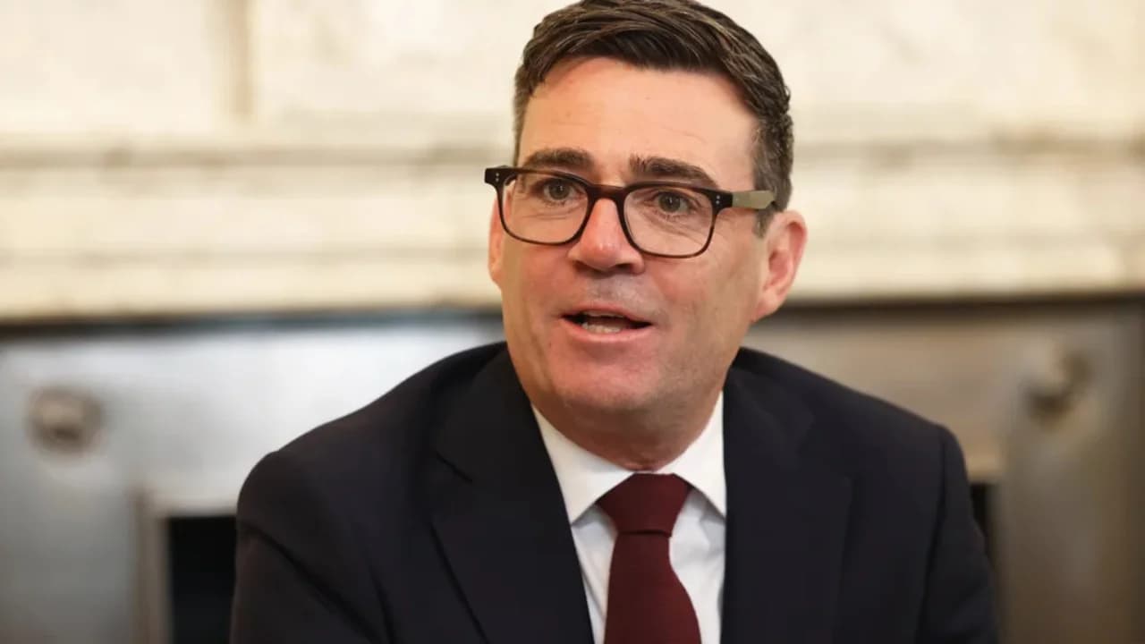 Shkarkimet, surprizat e kabinetit dhe politikat: 24 orët e para të Andy Burnham si kryeministër i Britanisë