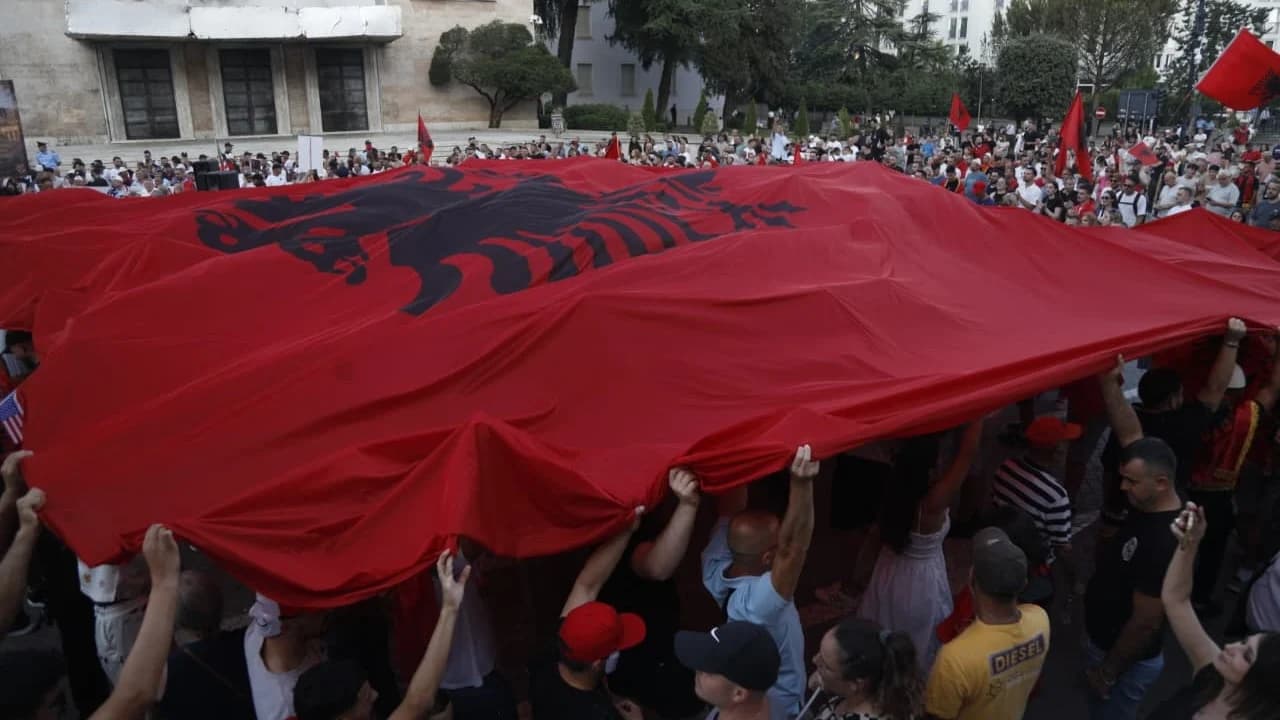 Protestuesja nga Kanadaja: Berisha kumbari im, unë emigrova, ai notonte me paratë e Shqipërisë