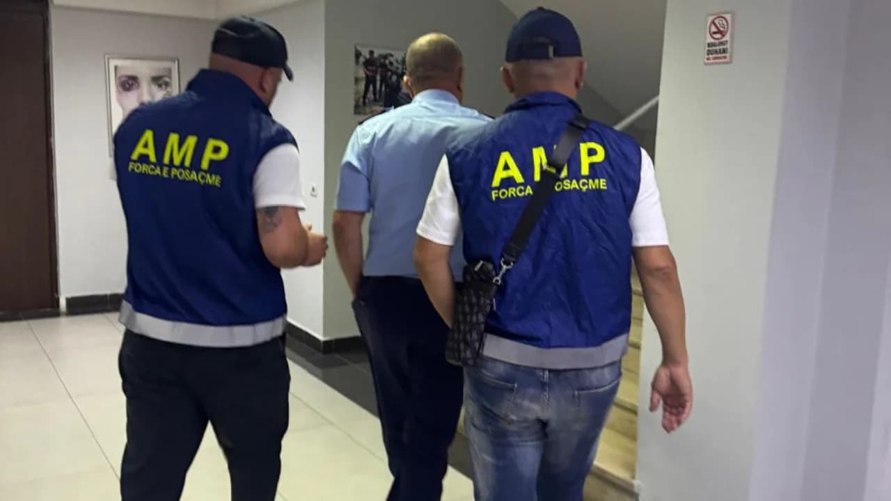 Lojëra fati dhe drogë, arrestohen tre persona në Fushë-Krujë, mes tyre një punonjës policie