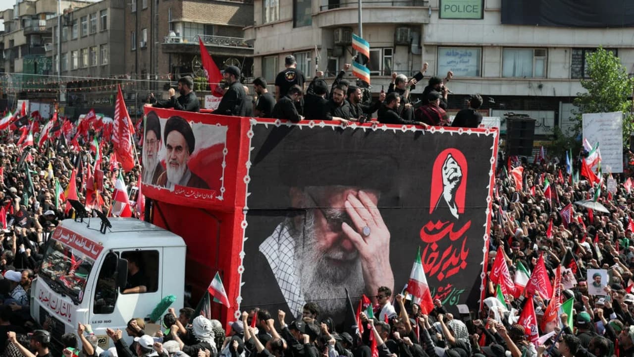 Ceremonia mortore e liderit iranian Ali Khamenei, Serbia me të dërguar special në Teheran, reagon ministri: Detyrë për të marrë pjesë