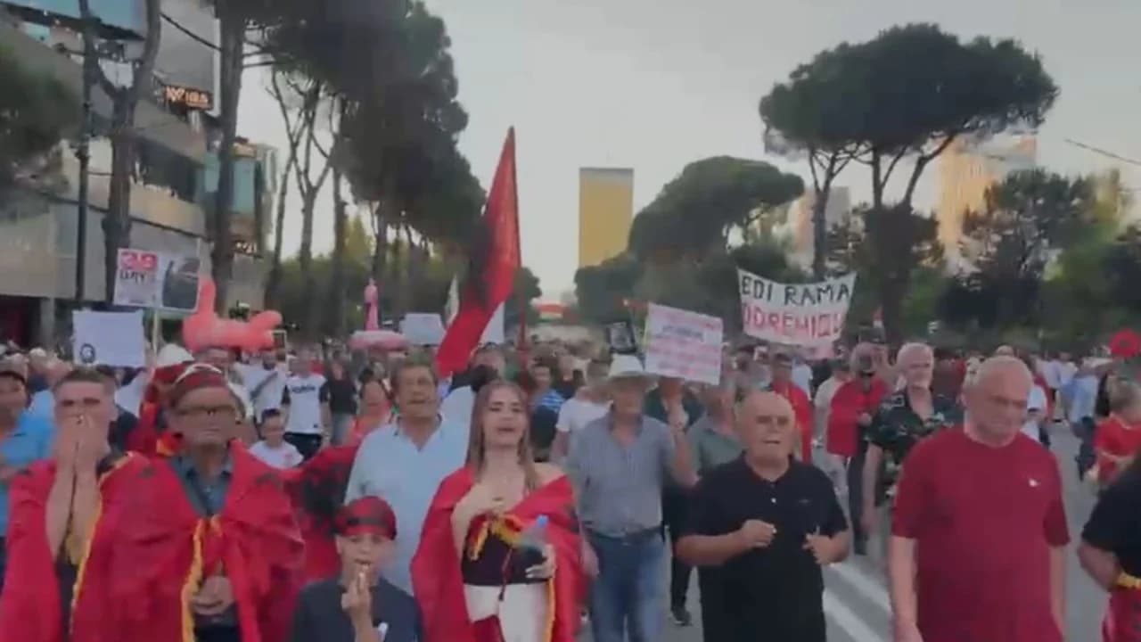 Live/ 38 ditë protestë në Tiranë, tubuesit ‘stacionohen’ para Kryeministrisë: Rama n’burg, Berisha n’burg