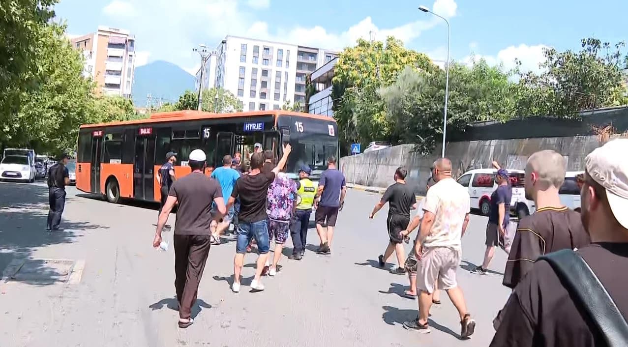 Protestuesit mblidhen jashtë komisariatit ku mbahen të shoqëruarit, gjuajnë me vezë edhe urbanin që kërkonte të kalonte rrugën