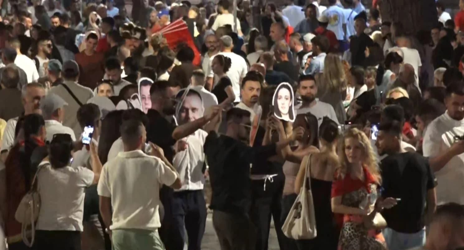 Protestuesit me risi në ditën e 53 të tubimit, valle me maska në shesh teksa kërkojnë qeveri tranzitore
