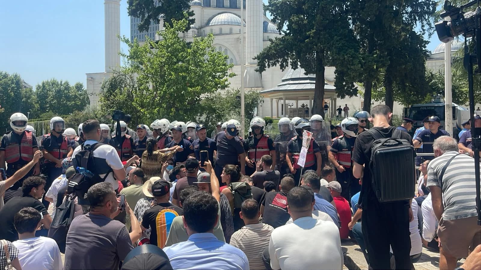 Sërish tensione jashtë Kuvendit, protestuesit godasin me vezë, ujë e miell efektivët e policisë