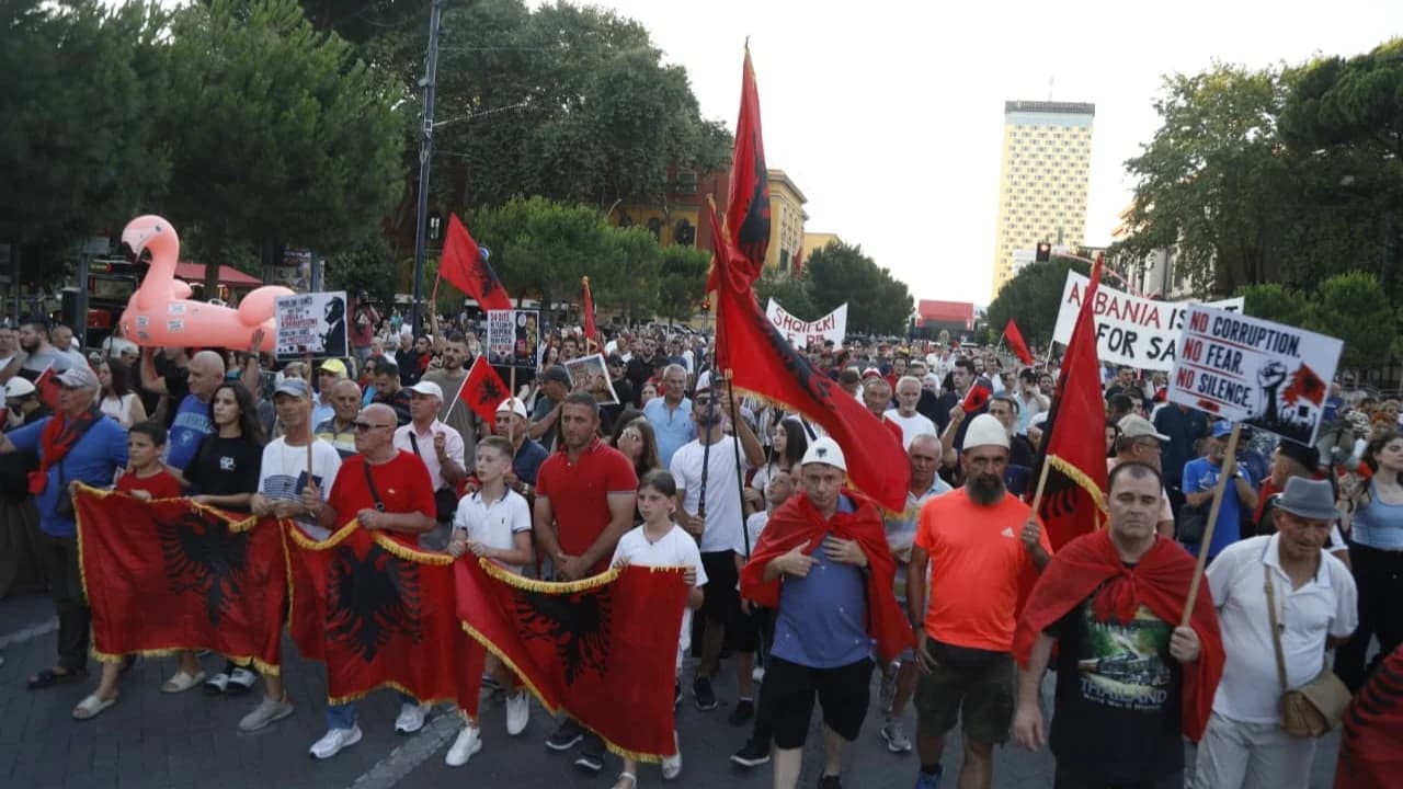 42 ditë tubim përpara Kryeministrisë, protestuesit marshojnë drejt sheshit “Skënderbej”: Shqipëria kërkon revolucion
