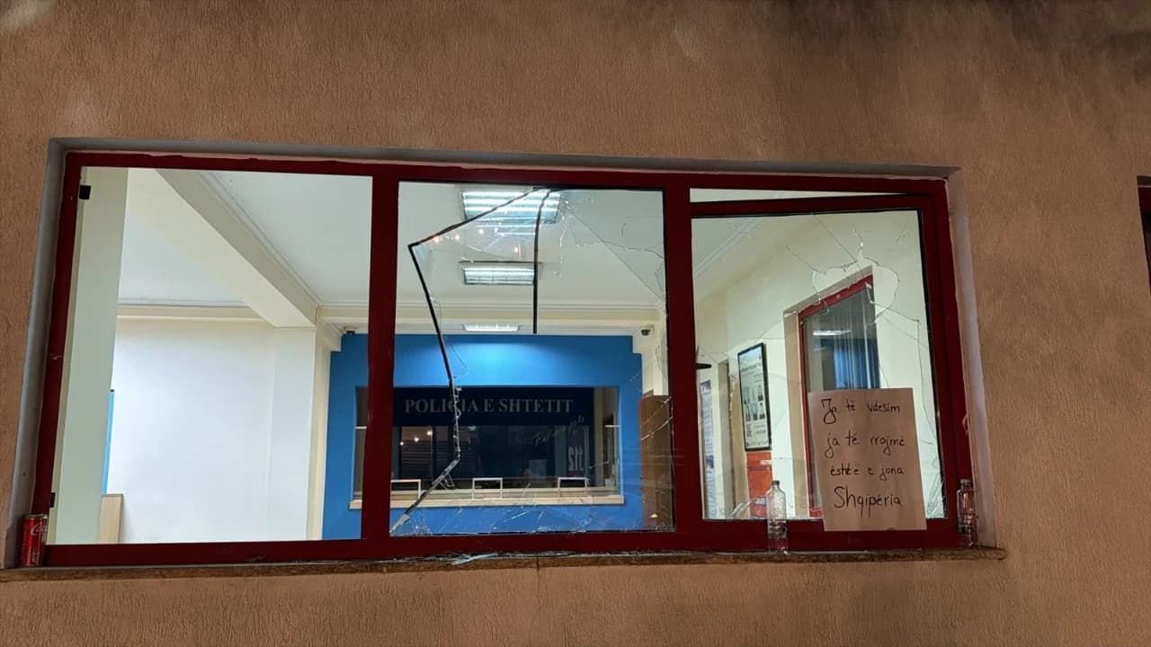 Incidente në mesnatë gjatë tubimit/ Protestuesit thyejnë xhamat e komisariatit numër 3, policia i shpërndan me ujë. Plagoset një efektive