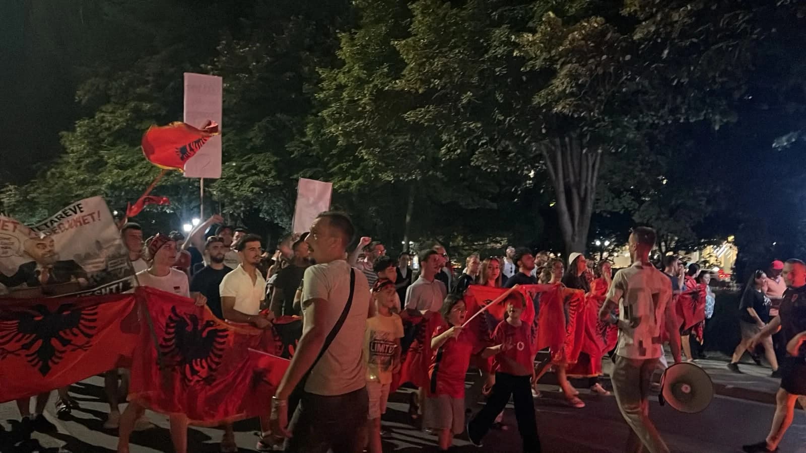 “Të qëndrojmë të bashkuar”, 37 ditë protestë në Tiranë, nis marshimi pas fjalimeve te Kryeministria