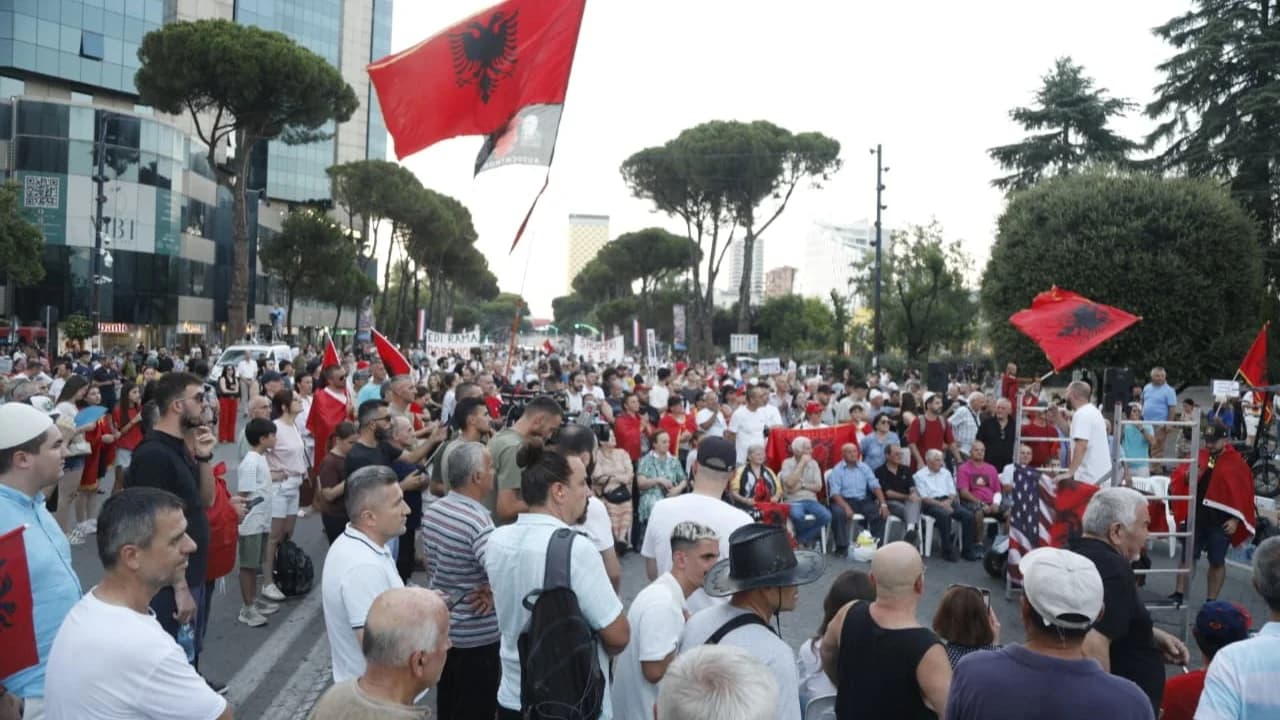 Dita e 50-të para Kryeministrisë/ Protestuesit nisin marshimin në rrugët e kryeqytetit, paralajmërojnë tubim para Kuvendit