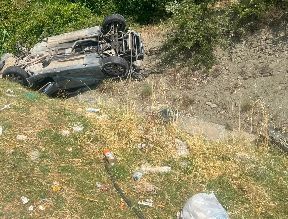Aksident i rëndë pranë Gramshit, makina del nga rruga dhe rrokulliset disa herë, dy të plagosur