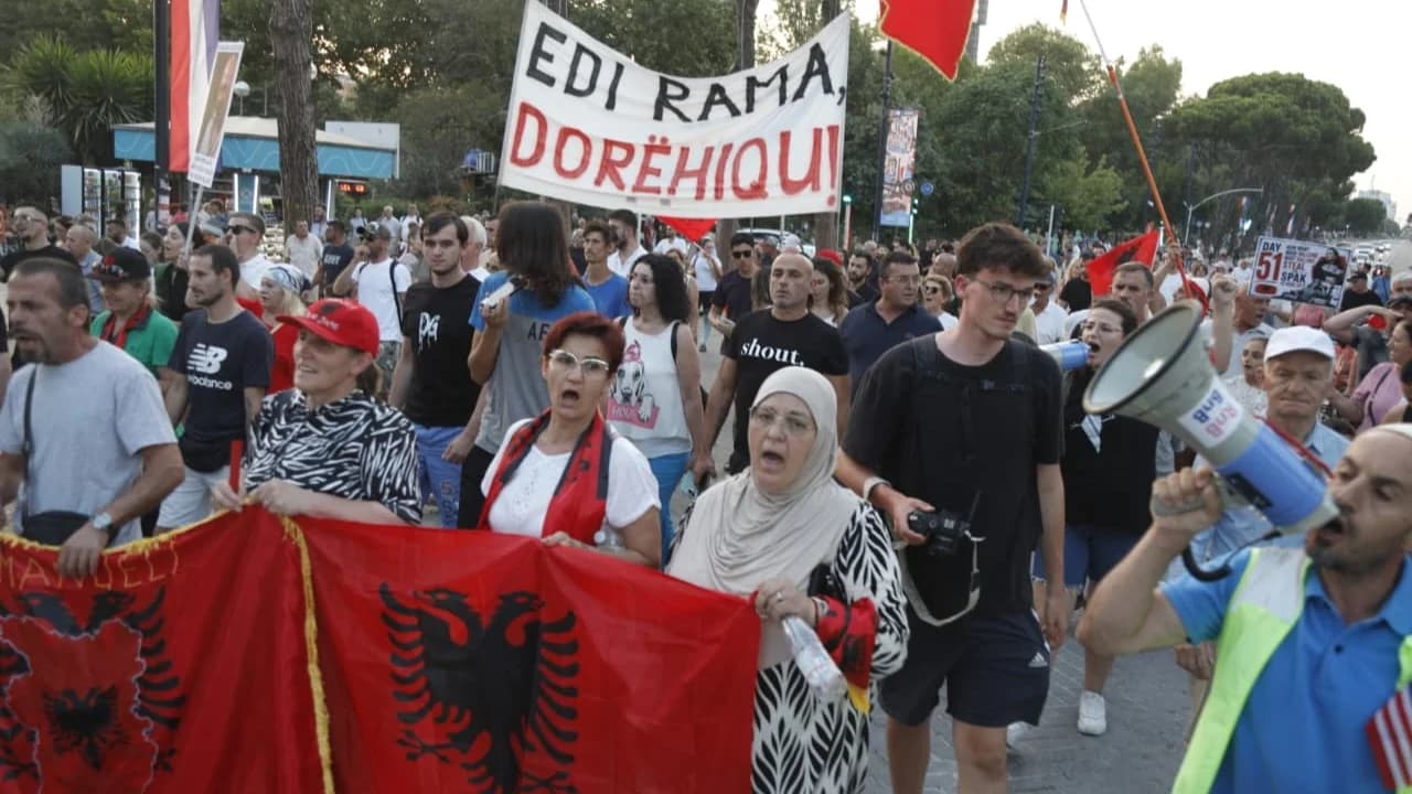 51 ditë në shesh/ Nisin fjalimet para Kryeministrisë, protestuesit paralajmërojnë tubimin e radhës te Kuvendi: Me 23 korrik..