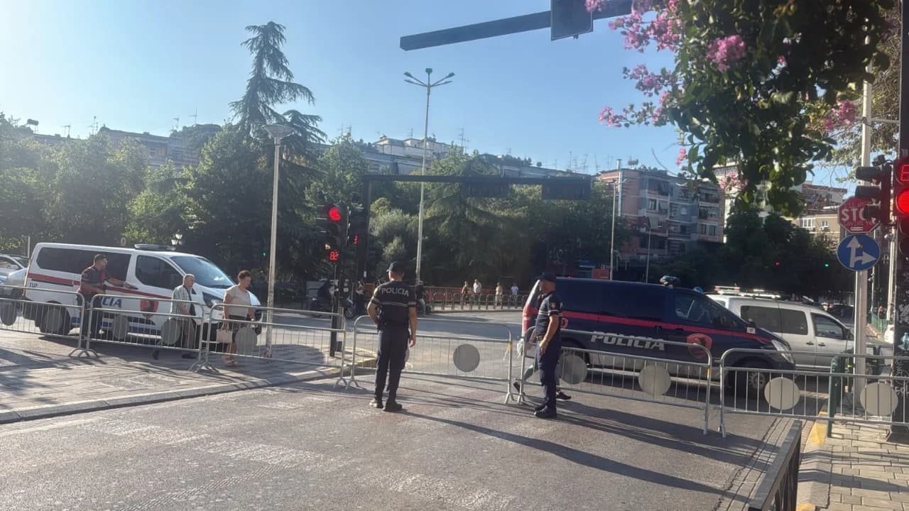 Seancë plenare dhe protestë para Kuvendit/ Policia zgjeron perimetrin e sigurisë, vendos gardh metalik te kryqëzimi i “Rrugës së Elbasanit”