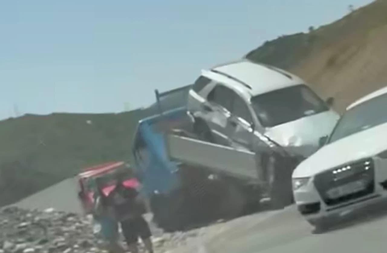 Shkoi për të marrë makinën me defekt, karrotreci aksidentohet bashkë me mjetin në aksin Librazhd-Elbasan