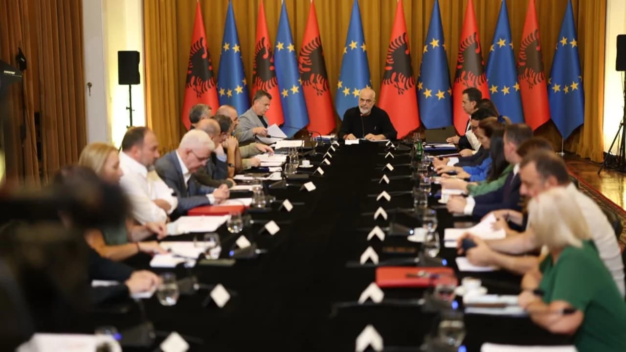 Pas “Besës”, Rama i jep deputetëve një dokument të dytë: Duhet të bëjmë transformimin jetik, dera e BE nuk rri pa fund e hapur