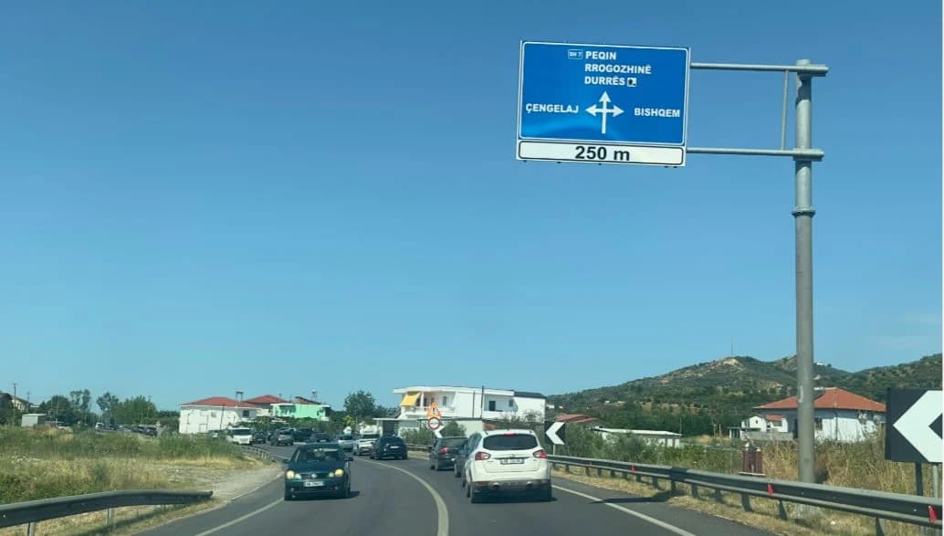 Tjetër aksident në aksin Peqin-Rrogozhinë, një drejtues mjeti përfundon në spital