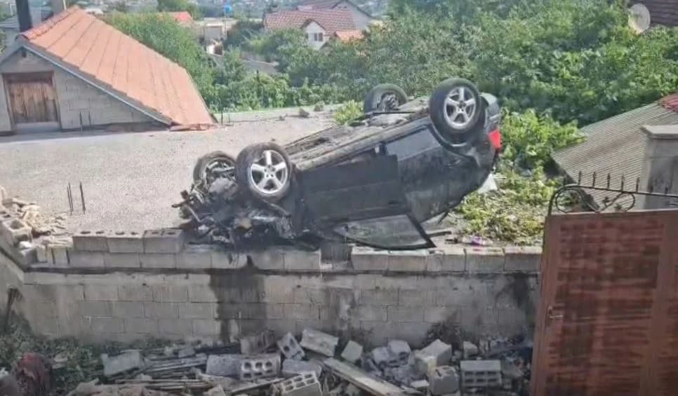 Aksident i frikshëm në Kukës/ Makina “fluturon” mbi një shtëpi në Bicaj, tre të plagosur