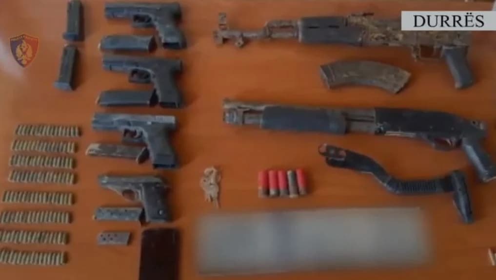 Zbulohet arsenal armësh në Durrës/ Arrestohet 20-vjeçari, dyshohet se furnizonte grupet kriminale
