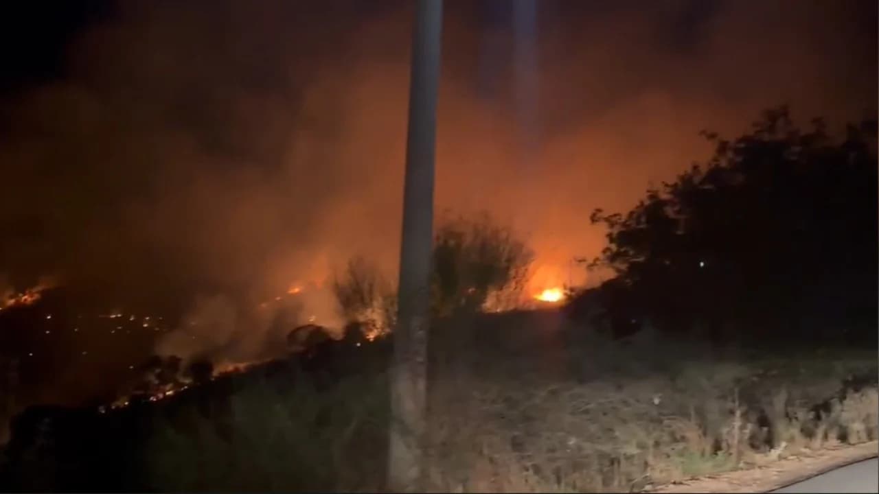 Zjarr masiv në orët e para të mëngjesit në hyrje të Ksamilit, flakët mbërrijnë deri pranë një resorti