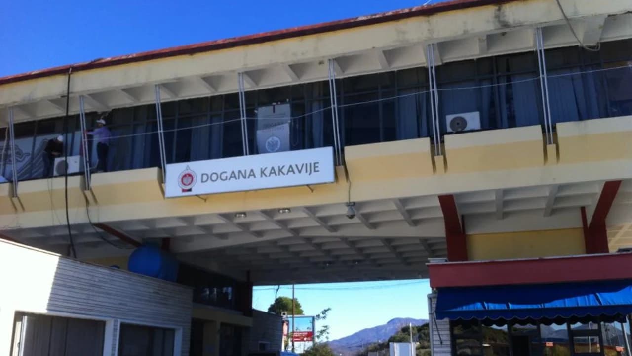 Greva e punonjësve të palës greke/ Të hënën pezullohet për 4 orë qarkullimi në Kakavijë dhe Mavromat, vetëm këmbësorët mund të kalojnë kufirin