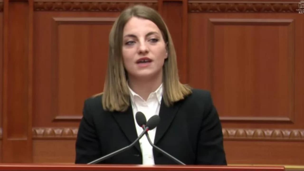 Ish-deputetja e PS në krah të protestuesve të dhunshëm që sulmuan kolegët e saj në Parlament: Kur një shteti i mbarojnë argumentet…
