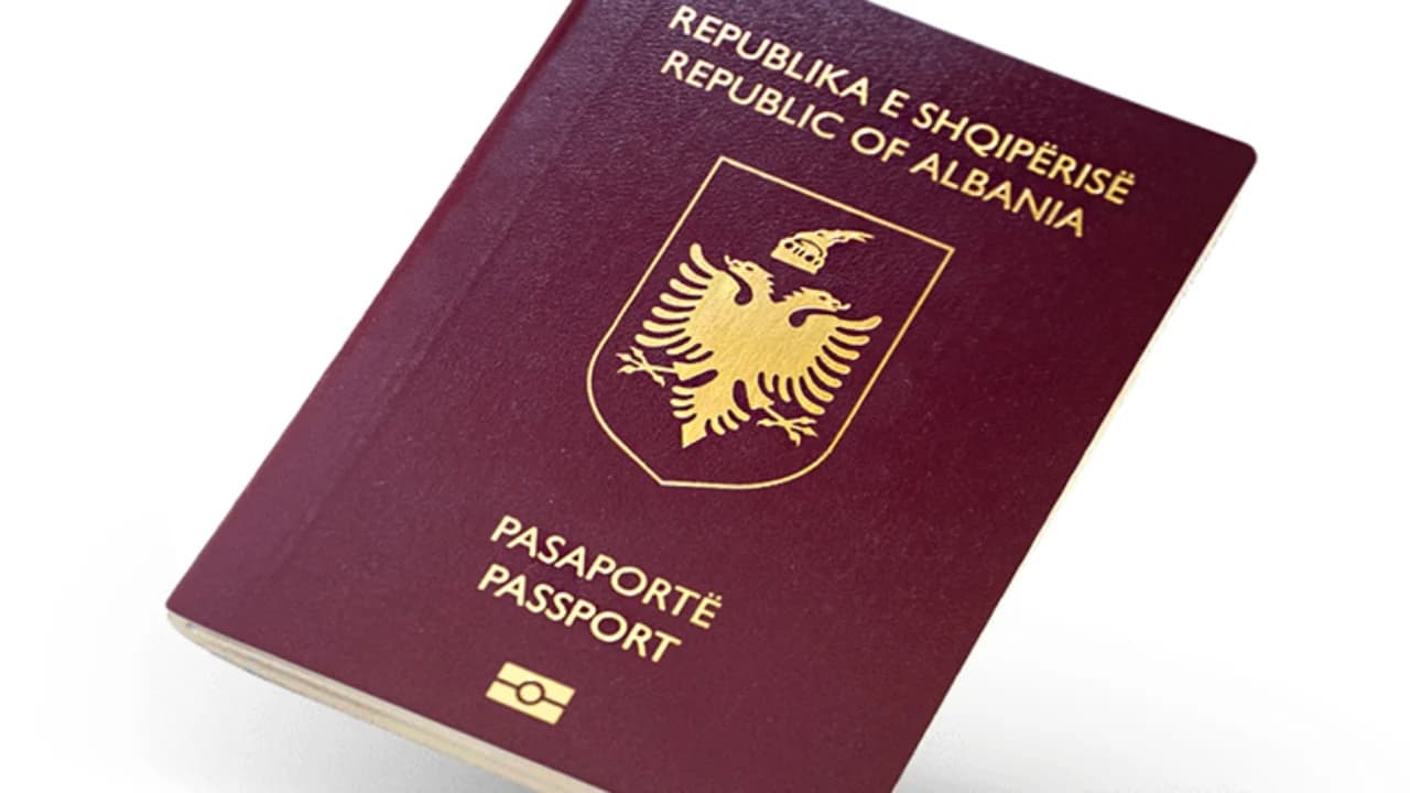 Renditja e pasaportave më të fuqishme në botë, ja ku renditet Shqipëria