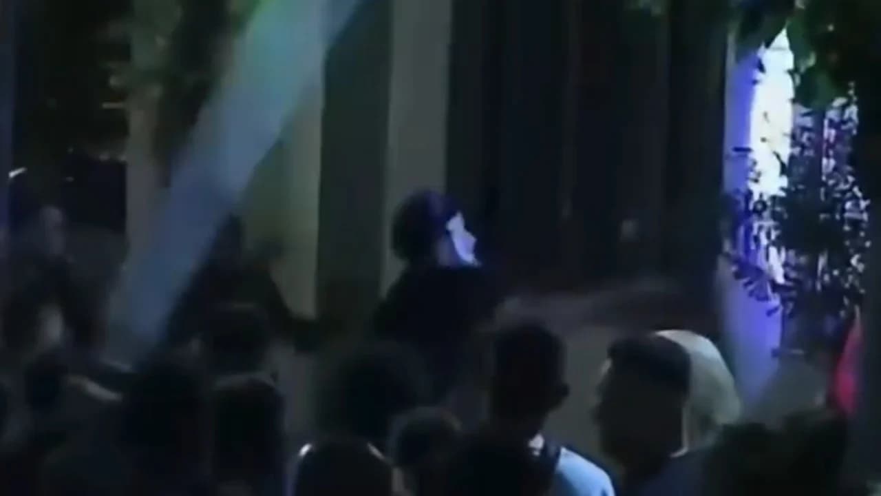 Protestues të maskuar shkatërruan çfarë gjetën para, një police mbeti e lënduar. Çfarë ndodhi gjatë mesnatës në komisariatin numër 3