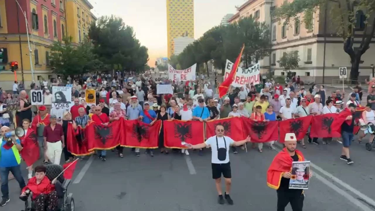 Dita e 60-të e tubimit në Tiranë, protestuesit nuk heqin dorë nga kërkesa për dorëheqjen e qeverisë, grumbullohen para Kryeministrisë