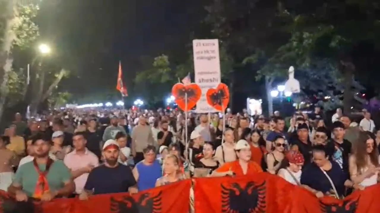 Dita e 44-të e tubimit në Tiranë, qytetarët marshojnë në rrugët e kryeqytetit: Nuk do të tërhiqemi deri në shtator