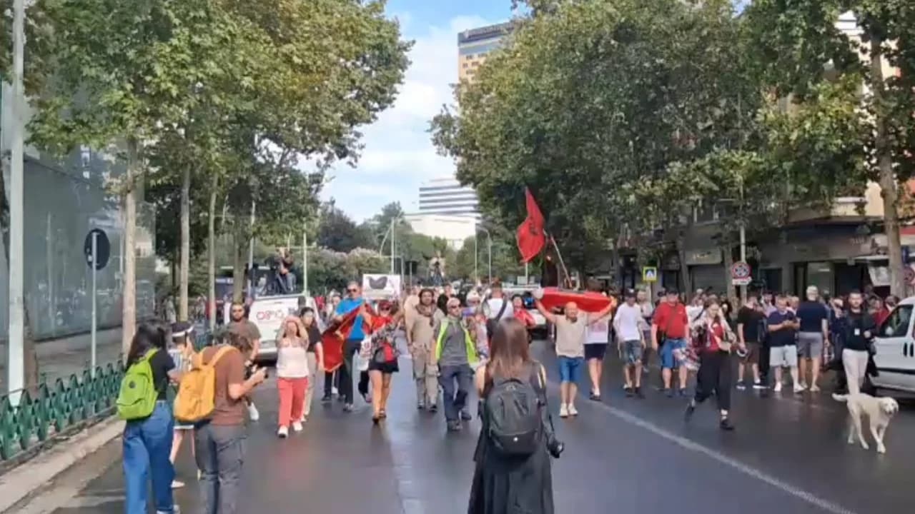 Sot protestë dhe seancë plenare, tubuesit marshojnë drejt Ministrisë së Brendshme