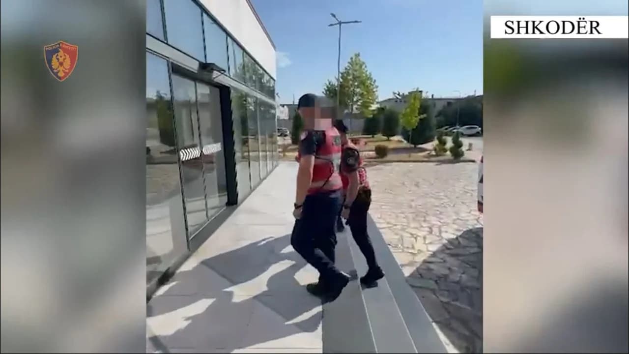Arsenal armësh në banesë/ Arrestohet 21-vjeçari në Shkodër, sekuestrohet automatik, pushkë dhe municion
